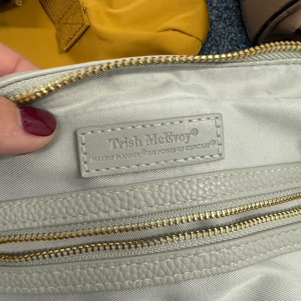 Storage closet clear out women’s bags and accessories - Picture 4 of 15